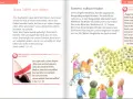 Kinder lernen das Vaterunser mit Bewegungen und Kerzen. Jesus lehrt uns beten, wie im Evangelium beschrieben.