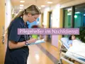 Pflegehelferin im Nachtdienst prüft Unterlagen. Die MDK-Richtlinien für den Nachtdienst sind wichtig für die Qualitätssicherung.