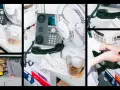 Manos revisan una pila de recibos, quizás para una factura de canje, junto a un teléfono y un ventilador.