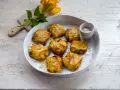 Deliziosi fagottini ripieni, perfetti per scoprire cosa mangiare a pranzo. Un piatto colorato e gustoso, con fiori di zucca e verdure.