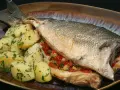 Lubina al horno con verduras y patatas. Un plato principal delicioso y saludable.