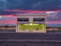 Prada Marfa, une installation artistique isolée au Texas, se dresse sous un ciel crépusculaire aux teintes roses et violettes.