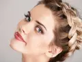 Modella con treccia a corona, ispirazione per 10 acconciature facili e veloci. Labbra lucide e sguardo intenso.