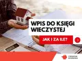 Wniosek o założenie księgi wieczystej. Ręka trzyma model domu, obok dokumenty i kalkulator. "Wpis do księgi wieczystej. Jak i za ile?".