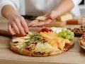 Tabla de quesos variados, frutos secos, uvas y gajos de mandarina, perfecta para unos entrantes saludables.
