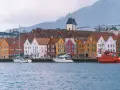 Kolorowe kamienice nad wodą w Bergen. Zastanawiasz się, ile płynie prom z Gdańska do Norwegii?
