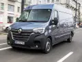 Szary bus osobowy Renault Master, ile miejsc? Ten van na drodze miejskiej przewiezie całą rodzinę.