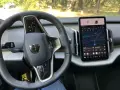Wnętrze Volvo V30 z ekranem nawigacji i kierownicą.