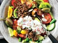 Bunter Tomatensalat mit Feta, Hackfleisch und Kapern. Frische Tomaten, Gurken und Frühlingszwiebeln bilden die Basis für diesen herzhaften Salat.