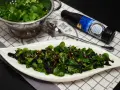 Pyszna sałatka z roszponką, polana sosem balsamicznym z czarnej porzeczki, posypana pestkami słonecznika i żurawiną.