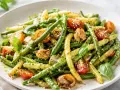 Kolorowe dania z fasolki szparagowej żółtej i zielonej, z pomidorkami koktajlowymi, czosnkiem i bazylią, polane sosem pesto.