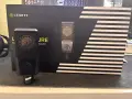 Mikrofon Lewitt LCT 440 PURE na tle czarnego pudełka z białymi paskami.