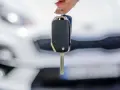 Kluczyki do nowego auta, które można mieć dzięki leasingowi. Dowiedz się, leasing co to jest i jak działa.