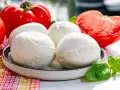 Świeża mozzarella i pomidory, idealne do dań z mozzarellą na ciepło.