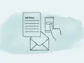 Antrag für mdk pflegegrad wird digital bearbeitet. Ein Finger tippt auf ein Smartphone neben einem Briefumschlag.