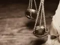 Waga sprawiedliwości, symbol prawa. Kiedy można przenieść sprawę do innego sądu? Decyzja zależy od wielu czynników.