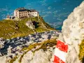 Watzmannhaus Wanderung: Ein markierter Weg führt zu diesem Berggasthof auf einem felsigen Grat mit Blick ins Tal.
