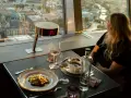 Romantisches Abendessen mit Blick auf Berlin. Perfekte date ideen berlin für einen besonderen Anlass.