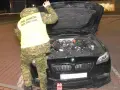 Funkcjonariusz Straży Granicznej sprawdza silnik BMW, wykonując rozkodowanie VIN.