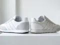 Dwa białe buty sportowe Adidas, jeden czysty, drugi lekko zabrudzony. Jak sprawdzić oryginalność? Zwróć uwagę na detale.
