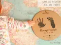 Manualidad Día del Padre 2 años: huella de mano y pie de bebé en un círculo de cartón sobre un mapa.
