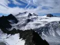 Majestätische Berglandschaft mit schneebedeckten Gipfeln und Gletschern. Die Wildspitze Besteigung ist ein Traum für jeden Alpinisten.