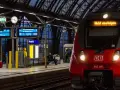 Roter Zug mit "Nicht einsteigen" auf der Anzeige am Bahnhof Dresden Hbf.