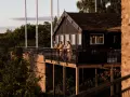 Vänner njuter av kvällssolen på balkongen vid Gyllene Utterns rastplats.