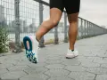 Nogi w sportowych butach podczas marszobiegu. To świetny sposób na poprawę kondycji, co to jest marszobieg? To połączenie marszu i biegu.