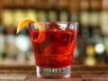 Negroni: Przepis na idealny koktajl. Sekrety barmana w domu!