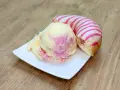 Ein cremiges Eis mit rosa Schlieren neben einem Donut mit rosa Streifen. Perfekt für eine süße Auszeit!