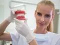 Ile zarabia dentysta? Mediana, specjalizacje, własny gabinet