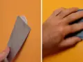 Herramienta para quitar tacos de la pared y mano lijando.