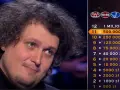 Uśmiechnięty uczestnik gry "Milionerzy jak grac" na etapie 500 000 zł.