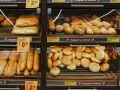 Tost z szynką i serem biedronka kcal. Na półkach sklepowych świeże pieczywo: bagietki, bułki i chleb.