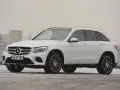 Biały Mercedes GLC 220d na tle miejskiego krajobrazu, gotowy na zimowe wyzwania.