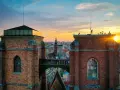 Zachód słońca nad Wrocławiem, widok na Mostek Pokutnic łączący wieże kościoła św. Elżbiety.