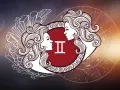 Dwie twarze patrzą na siebie, symbolizując 12 czerwiec znak zodiaku Bliźniąt. W tle koło zodiaku i kryształy.