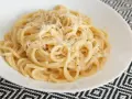 Pyszny makaron spaghetti z parmezanem i pieprzem, idealny przepis na makaron włoski.