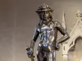 David en bronze, une des œuvres d'art de Donatello, porte un chapeau orné de feuilles et tient une épée.
