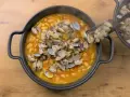 Plato humeante de fabes con almejas, un manjar tradicional.