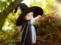 Kleiner Zauberer mit Hut und Stab, der die Welt verzaubert. Ein Beispiel für magisches Denken bei Kindern.