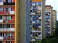 Rząd kolorowych bloków mieszkalnych z balkonami.