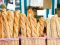Frisches french brot, goldbraun gebacken, in Körben auf einem Markt. Ein Genuss für jeden Gaumen!