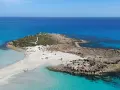 Piękna plaża z turkusową wodą i skalistą wysepką. Idealne miejsce, by sprawdzić, co zobaczyć w Larnace.