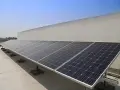 Paneles solares en una azotea, capturando la energía solar térmica para un futuro más verde.
