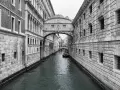 Il Ponte dei Sospiri, un ponte di vedute storiche, collega il Palazzo Ducale alle prigioni.