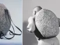 Kamień z rzemieniami, jakby do noszenia na plecach, symbolizuje wieczny trud i bezcelowość, nawiązując do treści mitu o Syzyfie.