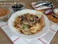 Pasta con le sarde in bianco, un piatto semplice e gustoso con pasta, sarde, uvetta e pangrattato.