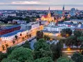 Widok na łódzką architekturę, w tym zabytkowe fabryki i kościoły. Idealne miejsce, by zobaczyć, co zwiedzić w Łodzi.